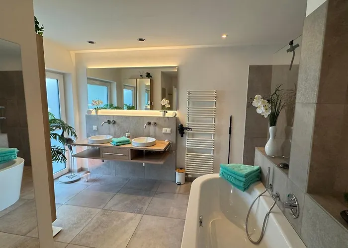 Exklusives Architektenhaus, Pool und Privateinfahrt